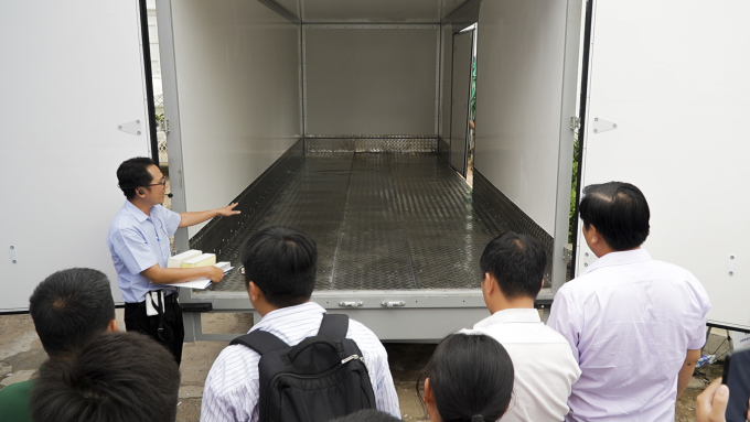 Sản phẩm thùng khô panel nhẹ được giới thiệu tới khách tham quan. Lamberet Việt Nam
